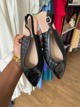 Load image into Gallery viewer, Black woven flat shoes
