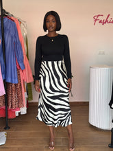 Load image into Gallery viewer, Black and white satin pattern skirt
