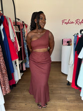 Load image into Gallery viewer, Brown linen midi cut out one arm dress
