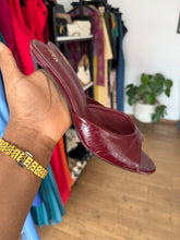 Load image into Gallery viewer, Burgundy patterned mules
