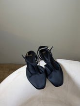 Load image into Gallery viewer, Black flat shoes
