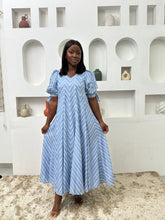 Load image into Gallery viewer, Blue pattern maxi puff sleeves dress
