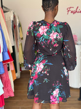 Load image into Gallery viewer, Black and pink mini longsleeves belted dress
