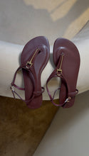 Load image into Gallery viewer, Wine flat sandals
