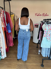 Load image into Gallery viewer, Light blue denim jeans
