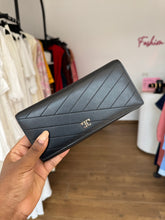 Load image into Gallery viewer, Black pattern purse
