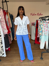 Load image into Gallery viewer, Light blue denim jeans
