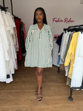Load image into Gallery viewer, Green and cream longsleeves mini shift dress
