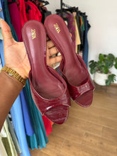 Load image into Gallery viewer, Burgundy patterned mules
