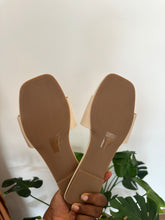Load image into Gallery viewer, Nude bead detail slippers
