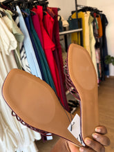 Load image into Gallery viewer, Wine gold detail slippers
