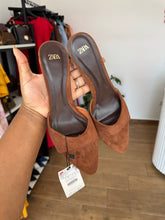 Load image into Gallery viewer, Brown heels
