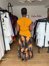 Load image into Gallery viewer, Mustard and black pleated skirt
