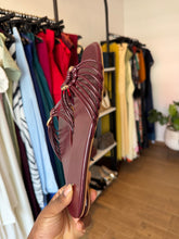 Load image into Gallery viewer, Wine gold detail slippers
