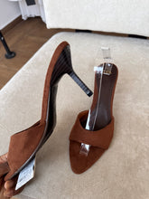 Load image into Gallery viewer, Brown heels
