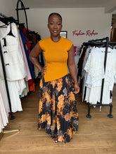 Load image into Gallery viewer, Mustard and black pleated skirt

