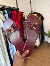 Load image into Gallery viewer, Wine gold detail slippers
