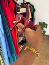 Load image into Gallery viewer, Burgundy patterned mules
