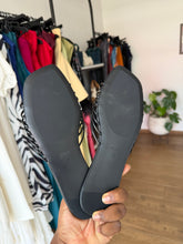 Load image into Gallery viewer, Black gold detail flat slippers
