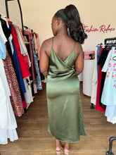 Load image into Gallery viewer, Green satin midi sleeveless dress
