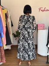 Load image into Gallery viewer, Black and white pattern maxi belted dress
