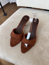 Load image into Gallery viewer, Brown heels
