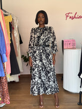 Load image into Gallery viewer, Black and white pattern maxi belted dress
