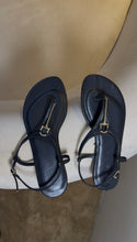 Load image into Gallery viewer, Black flat sandals
