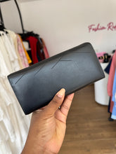 Load image into Gallery viewer, Black pattern purse
