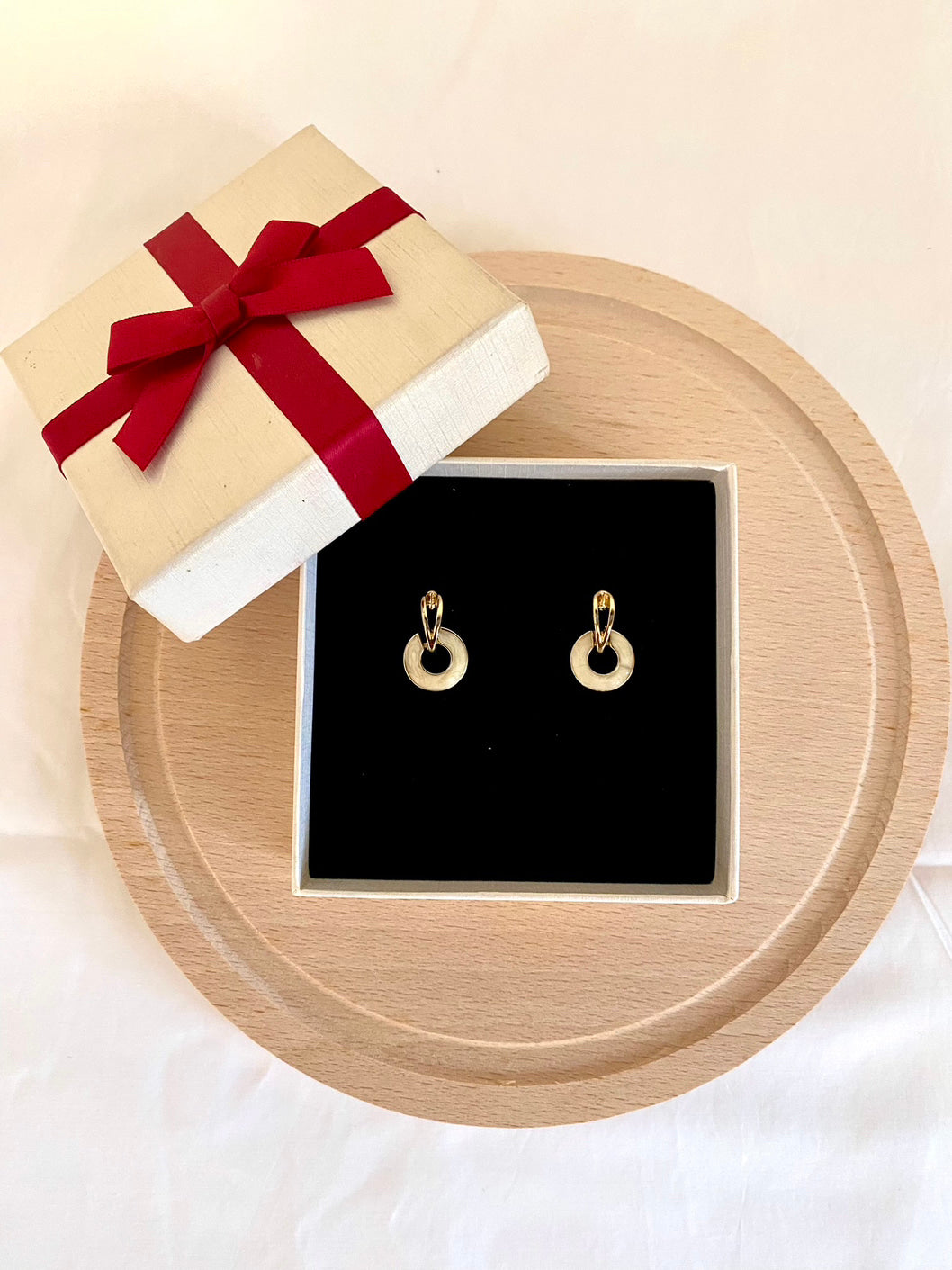Circular gold mini earrings